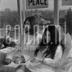 24-04-1969 John Lennon & Yoko Ono at Hilton Hotel Amsterdam, The Netherlands. On behalf of -Bed Peace/Hair Peace-. April 24, 1969.

[keywords]Black & White Image, In Bed[/keywords]